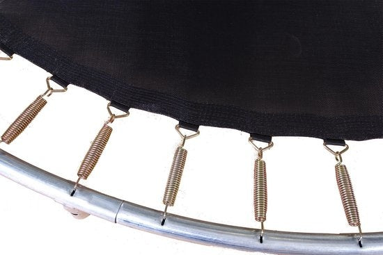 Trampoline rand met zwarte doek en metalen veren langs de stalen ring
