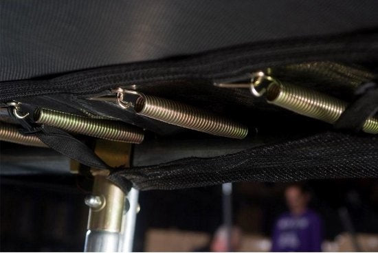 Zwarte trampoline zoom met metalen veren en bevestigingsogen