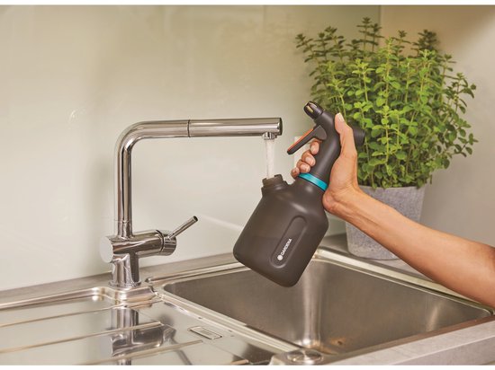 Gardena plantenspuit met zwarte fles en blauwe band, handbediening bij spoelbak