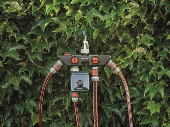 GARDENA watercontrol Bluetooth-besproeiingscomputer met aangesloten slangen op wand