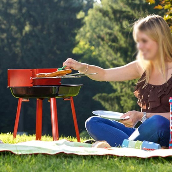 Rode compacte barbecue met open rooster en zwarte vuurkom