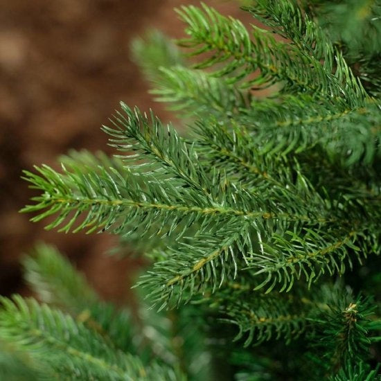 Kunstkerstboom met dichtbegroeide groene naalden