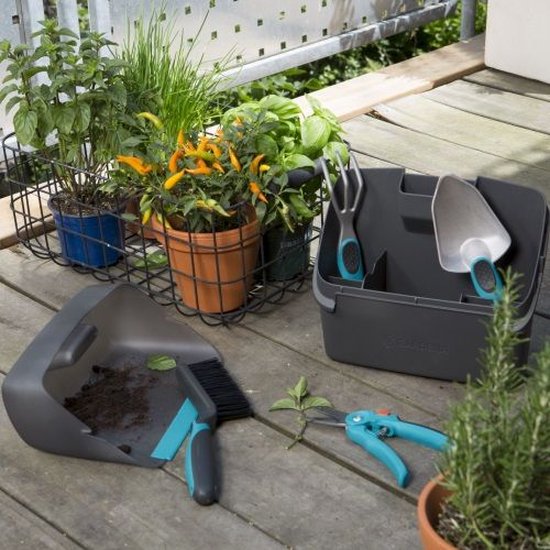 Tuinset met grijze opbergbox en los tuinhandgereedschap voor buitengebruik
