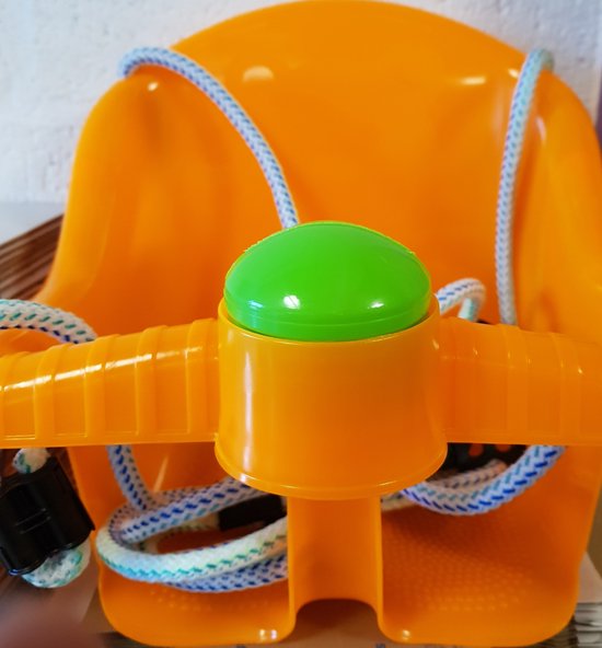 Schommelstoel voor baby in oranje kunststof met ophangtouwen en groene knop.