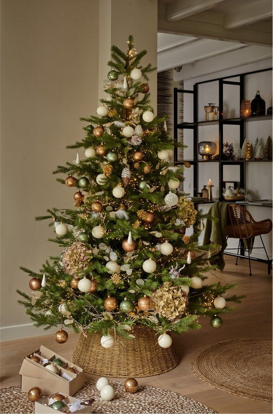 Decoratieve kunstkerstboom met gouden en witte kerstballen, op jute voet