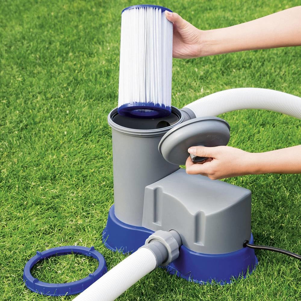 Bestway filterpatroon in grijze filterpomp met witte slang en blauwe basis