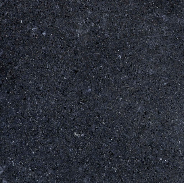 Graniet oppervlak, donkerblauw met steentjesstructuur