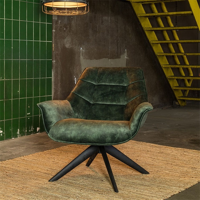 Groene fauteuil met brede zitting, opstaande rugkussens en zwarte conische poten