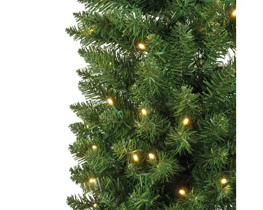 Takdetail van kunstkerstboom met warmwitte LED-lampjes in de naalden.