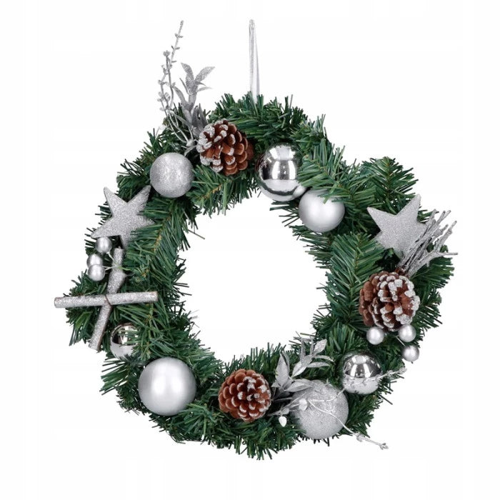 Decoratieve kerstkrans met groene takken, zilveren ballen en dennenappels