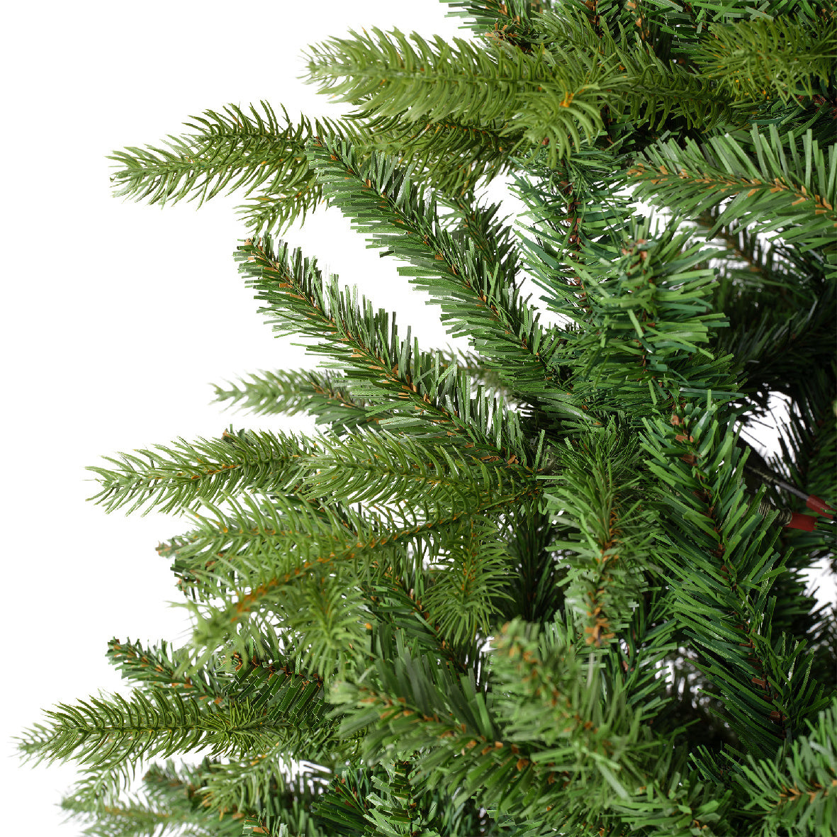 Everlands kunstkerstboom Allison pine, detail van groene naalden en takken.