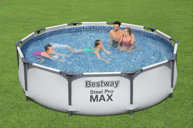 Rond opzetzwembad op gras met blauw water en zwemmers erin