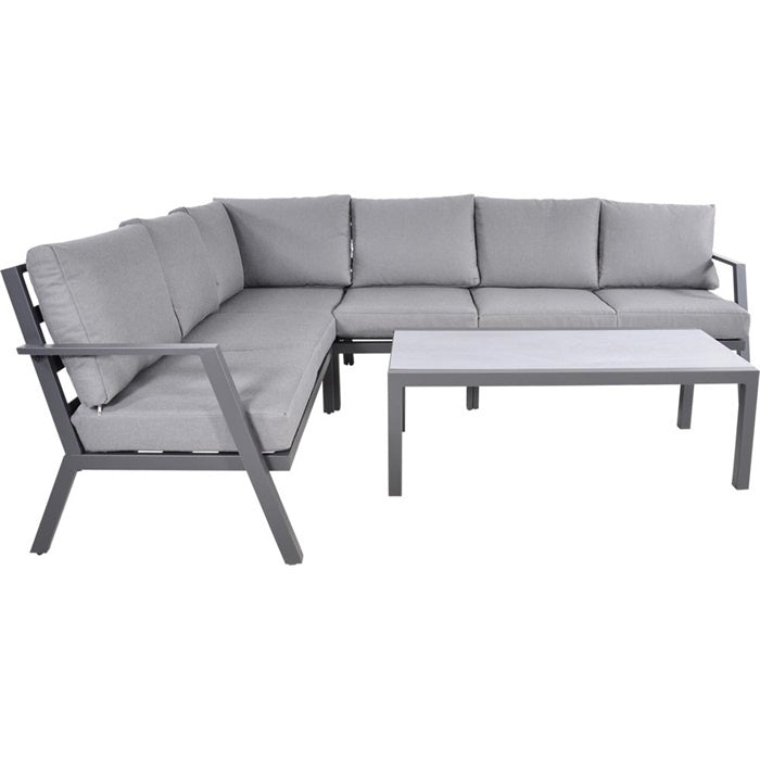 Loungehoekset met lichtgrijze zit- en rugkussens, grijze hoekbank en salontafel.