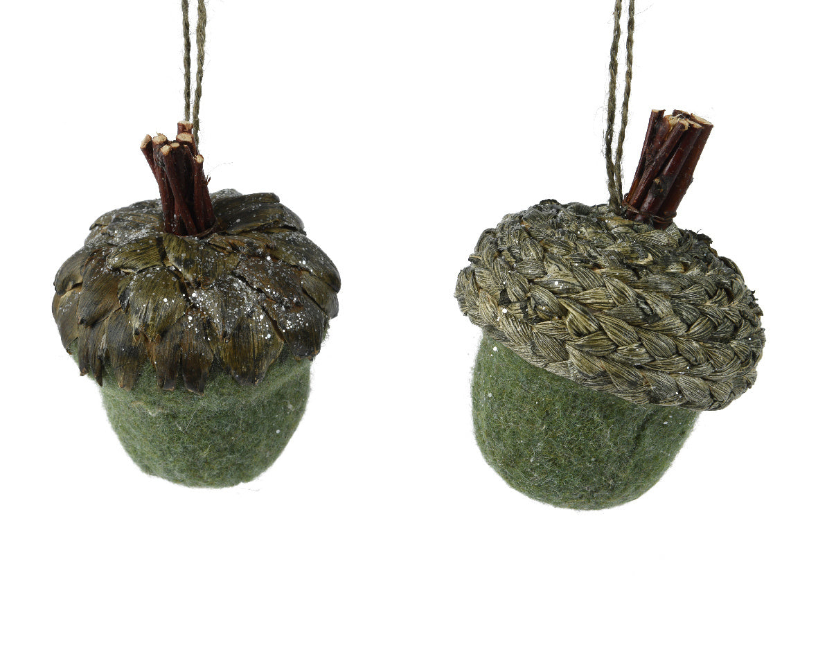 Wollen eikelhanger: bruine dop, groene viltbasis, met ophangkoord