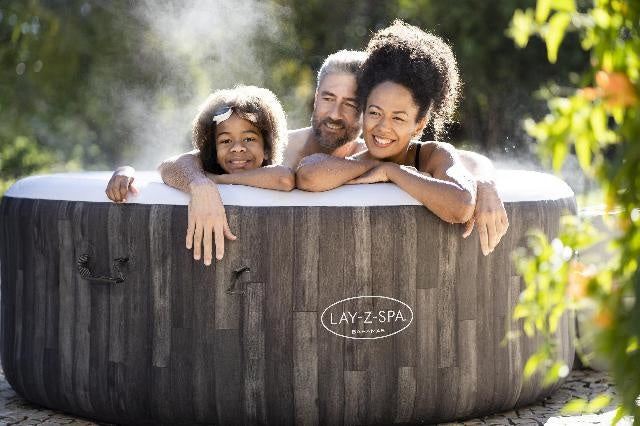 Lay-Z-spa Bahama bubbelbad met houtlook kuip en blauwe binnenkant.