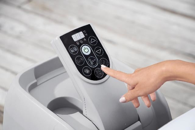 Lay-Z-spa Bahama bedieningspaneel met knoppen en display op de kuiprand.