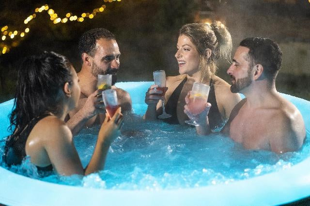 Opblaasbare spa Lay-Z-Spa Bali, mensen in bubbelwater in ronde kuip