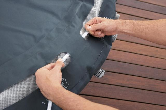 Opblaasbare spa Lay-Z-Spa Bali, bevestiging op de zijwand met hand