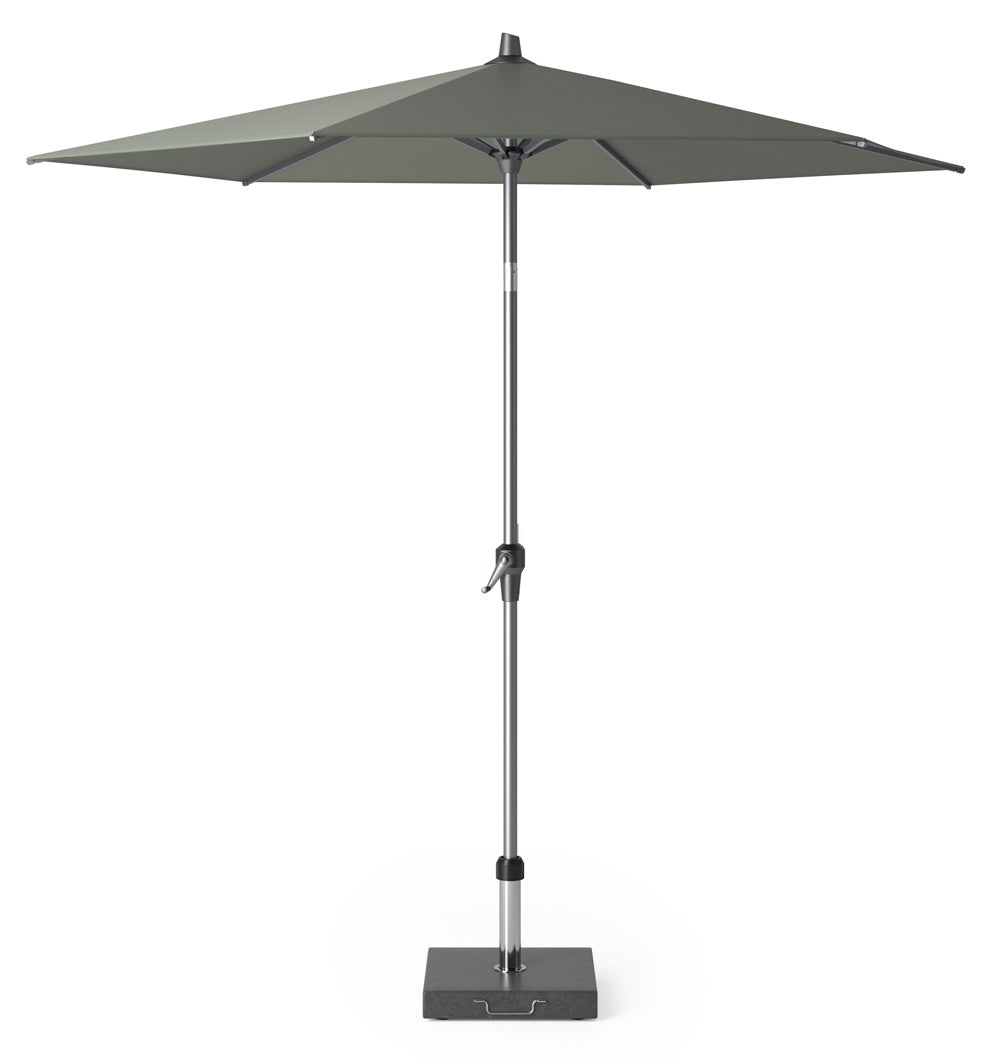 Olijfkleurige parasol met ronde doek en stalen paal, vierkante voetplaat