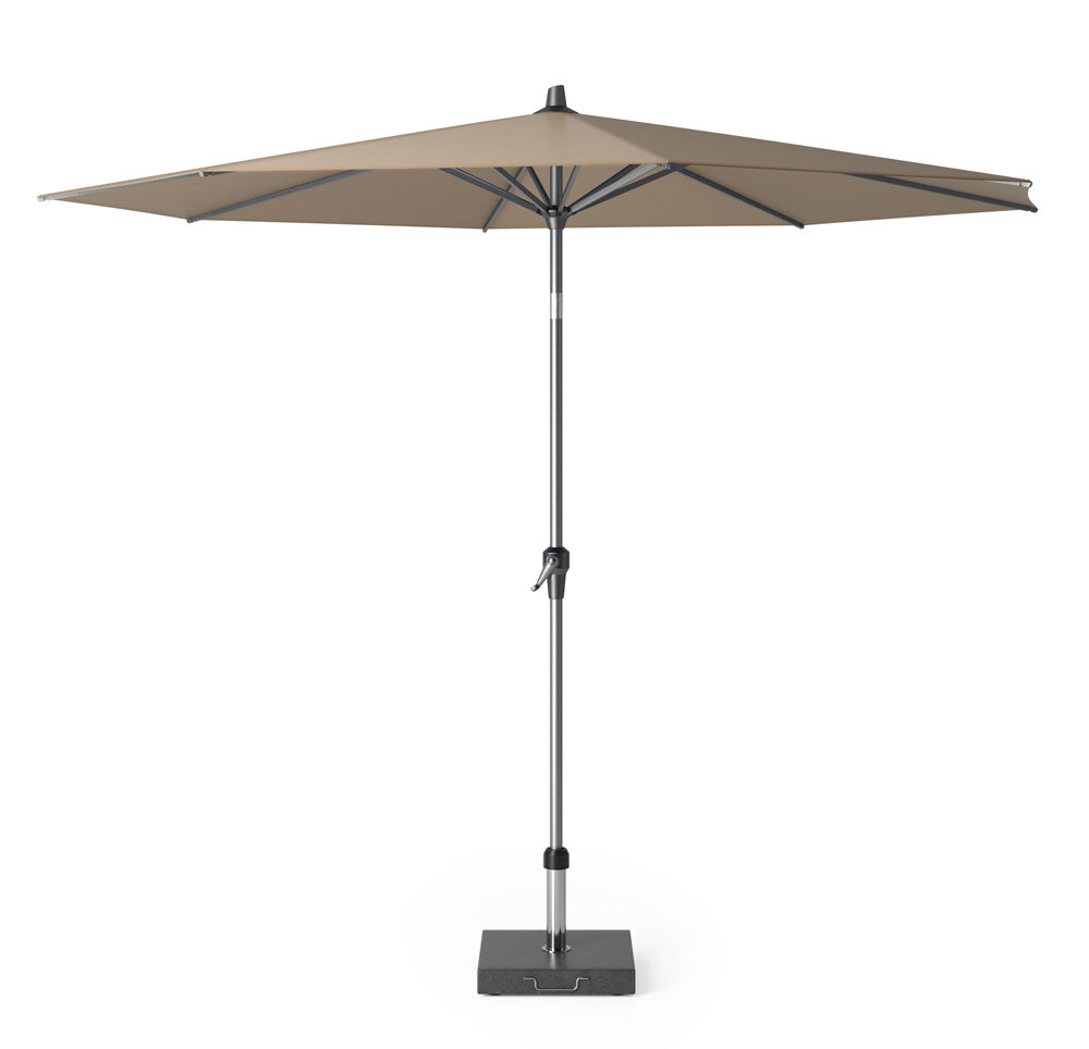 Taupe parasol met ronde doek en metalen mast, opengeklapt op standaard