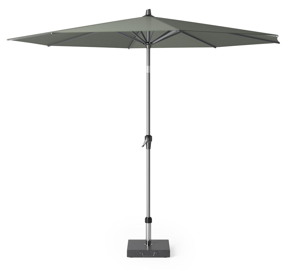 Olijfkleurige parasol met rond doek en metalen mast