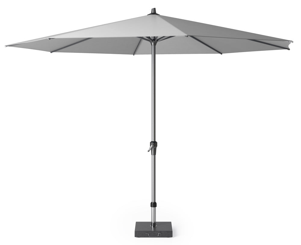 Lichtgrijze ronde parasol met metalen paal en verstelbaar mechanisme