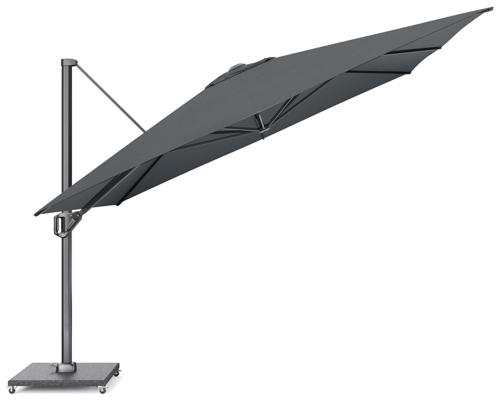 Zweefparasol met uitgeschoven, donkergrijze doek op staander