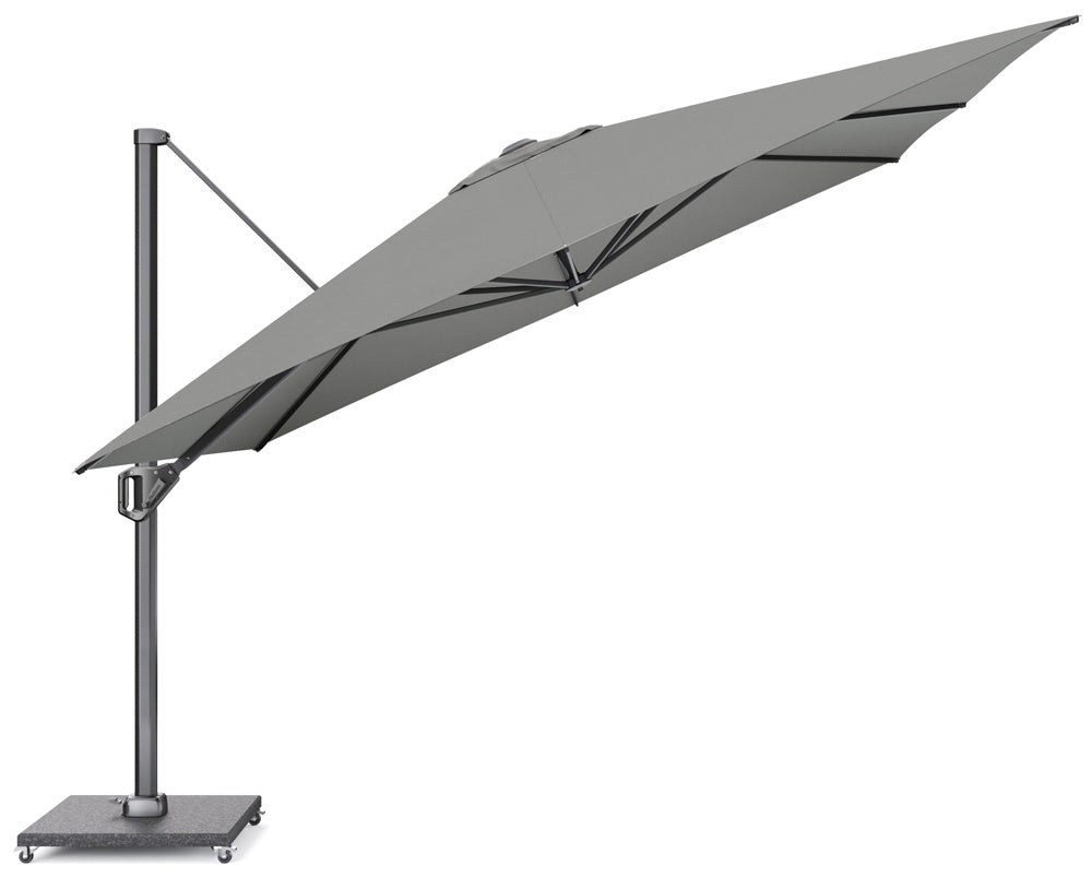 Zweefparasol met grijze doek op uitgeschoven arm, bevestigd aan metalen paal