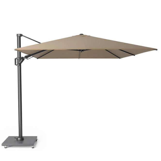 Taupe zweefparasol met open doek en uitgeschoven arm op grijze standaard