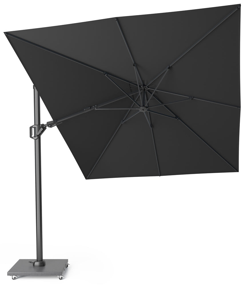 Zweefparasol met donkerzwarte doek en metalen spijlen aan de mast