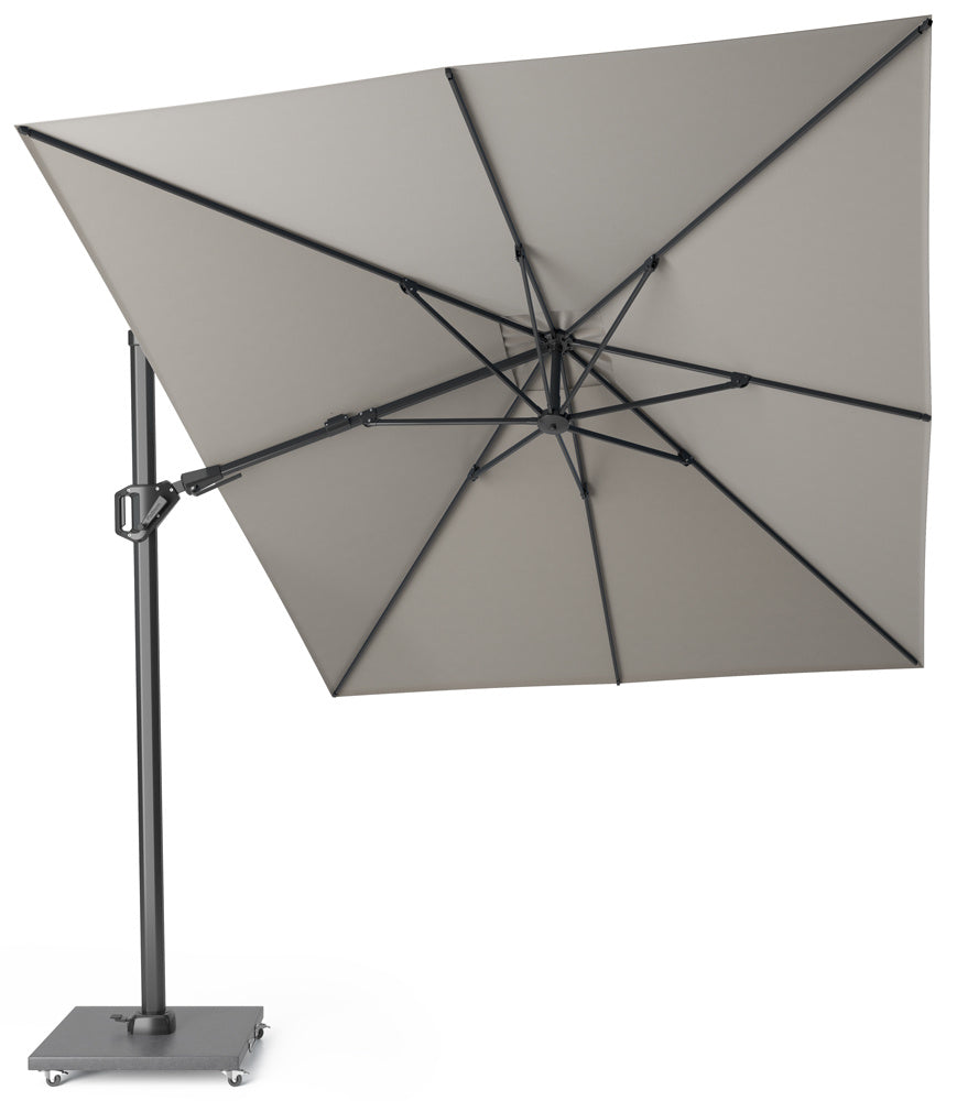 Zweefparasol met lichtgrijze doek en metalen kruisframe onder de overkapping