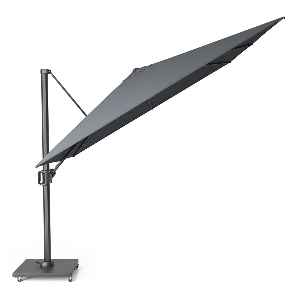 Antraciet zweefparasol met schuine arm en gespannen doek over paal