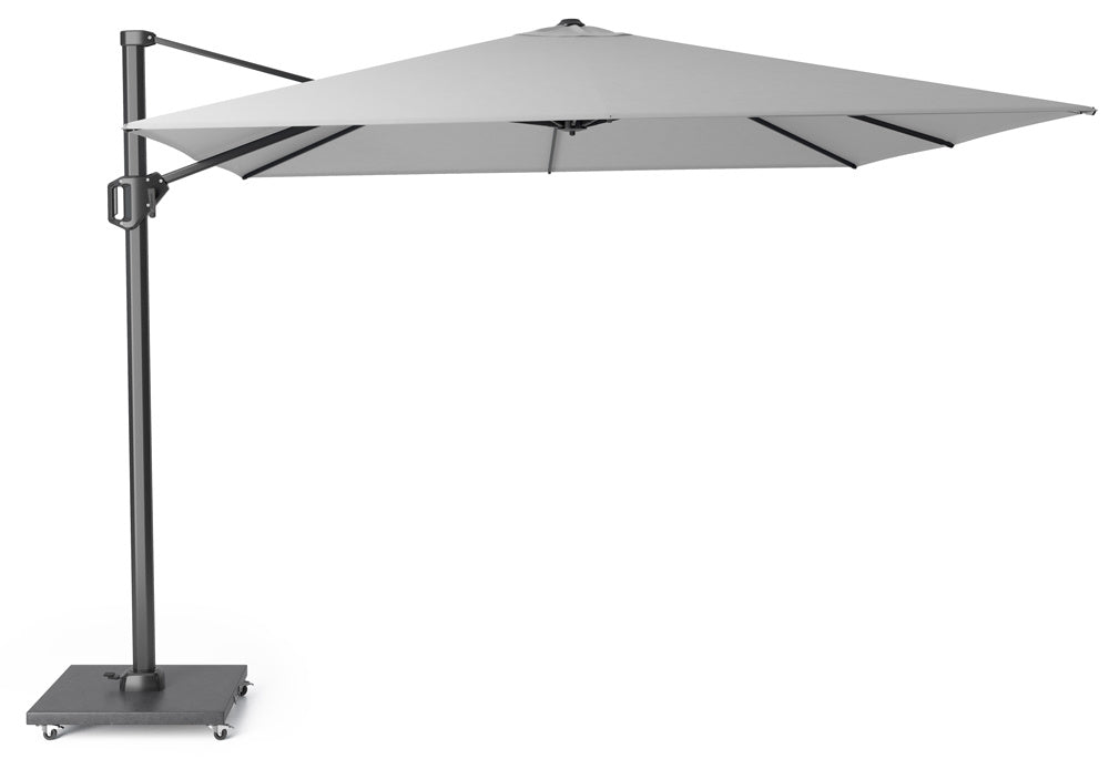 Lichtgrijze zweefparasol met grijze mast en ronde voet, doek volledig open