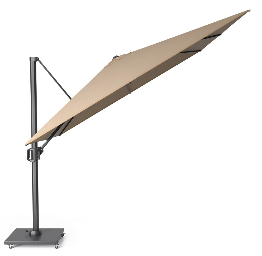 Taupe zweefparasol in schuine stand, met stalen paal en grijze voet met wielen