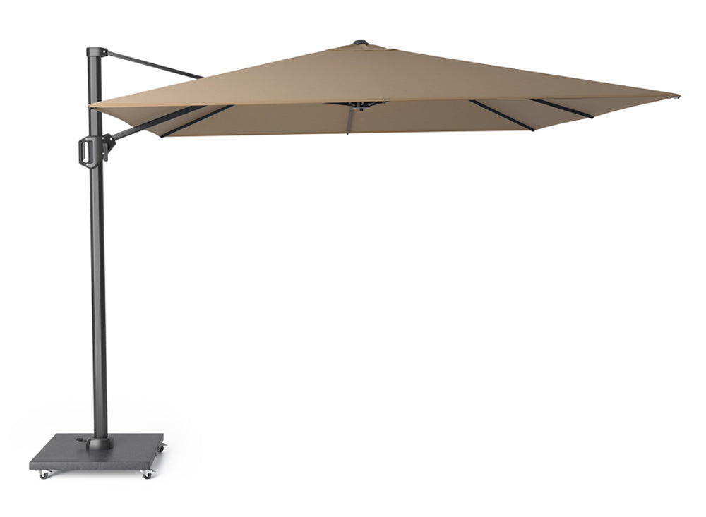 Taupe zweefparasol met stalen frame en kantelarm, op grijze voet met wielen