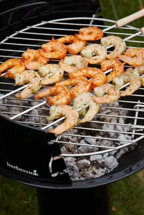Barbecuespiesen met gegrilde garnalen op grillrooster