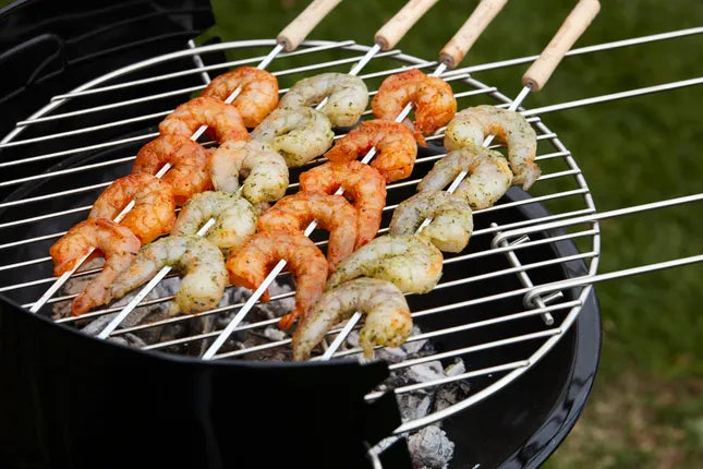 Barbecuespiesen met garnalen op het grillrooster