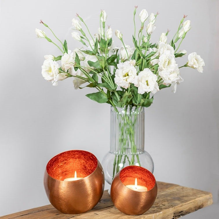 Lisianthus-bloemen in vaas: witte bloemen met groene bladeren