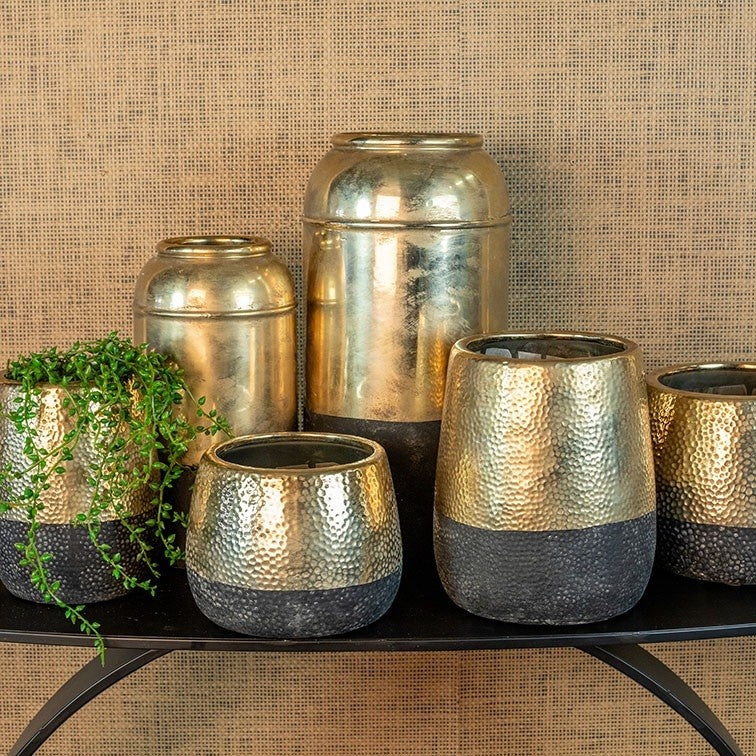 Decoratieve metalen plantenpotten in goud en donkergrijs, vijf stuks van verschillende maten