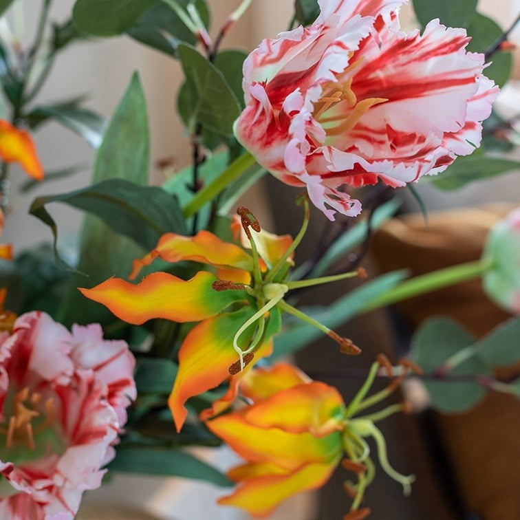 Groene eucalyptusblaadjes met stelen tussen bloemen