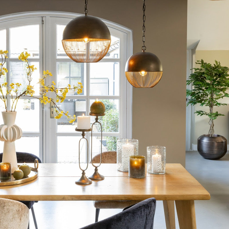 Witte LED-stompkaars op tafel met oplichtende vlam