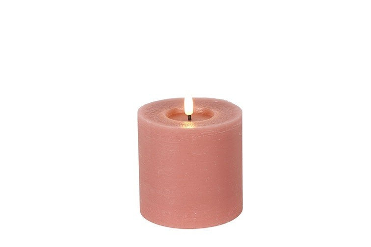 Roze rustieke LED-stompkaars Ø10 cm met vlam.