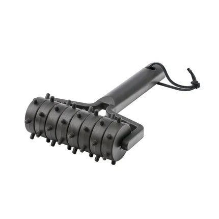 Deegprikker met gekartelde rollers en handvat, zwart metalen model.