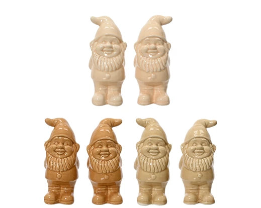 Assortiment keramieken dwergbeeldjes, beige, vier staande figuurtjes met mutsen
