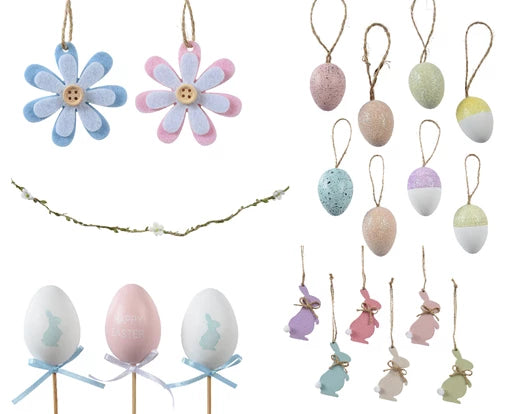 Hangdecor van plastic met bloemen, paaseieren en figuurtjes aan touwtjes en prikstokjes