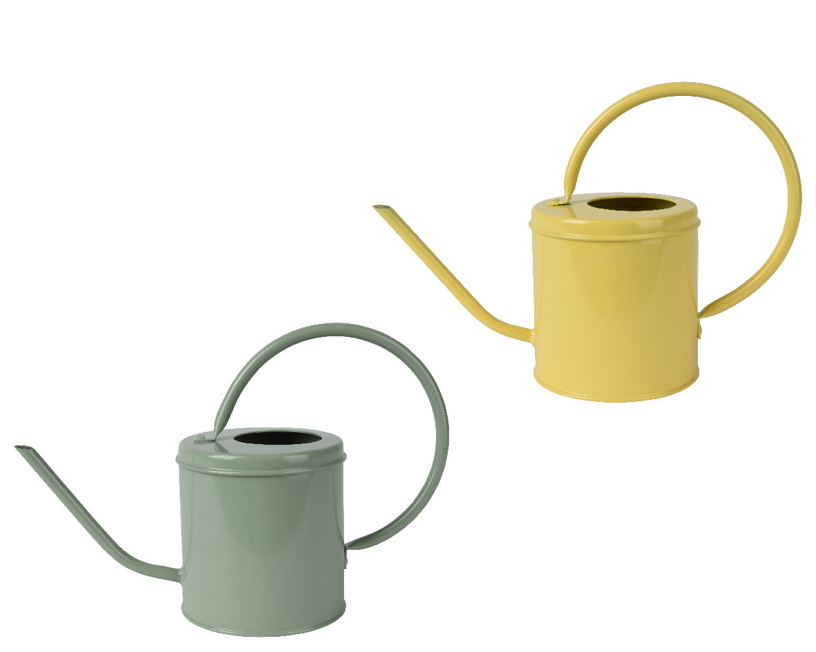 Twee zinken gieters, geel en mintgroen, met lange tuit en handgreep