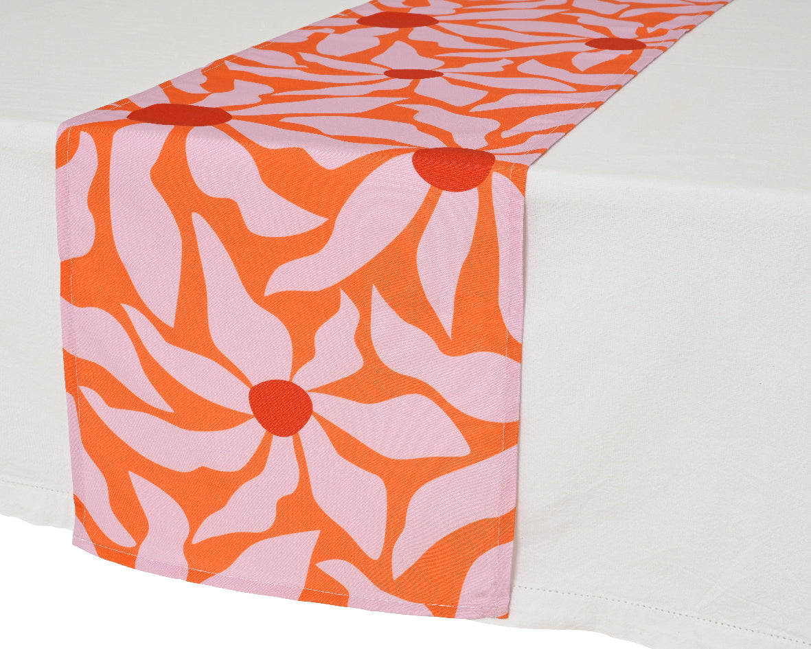 Buiten tafelloper van polyester met abstract oranje en roze print, liggend op tafel