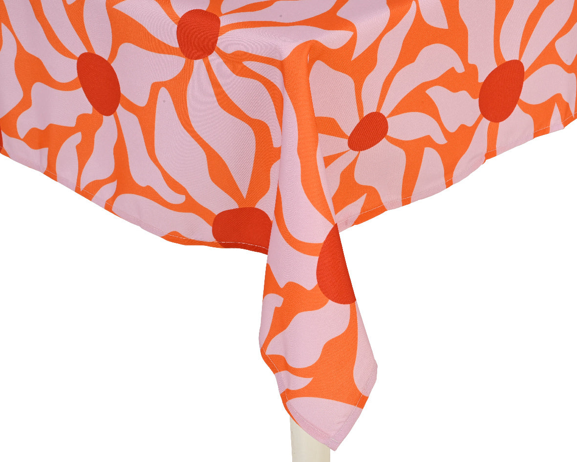 Buiten tafelkleed met fantasiebloemenpatroon in oranje en roze, met omgezoomde rand