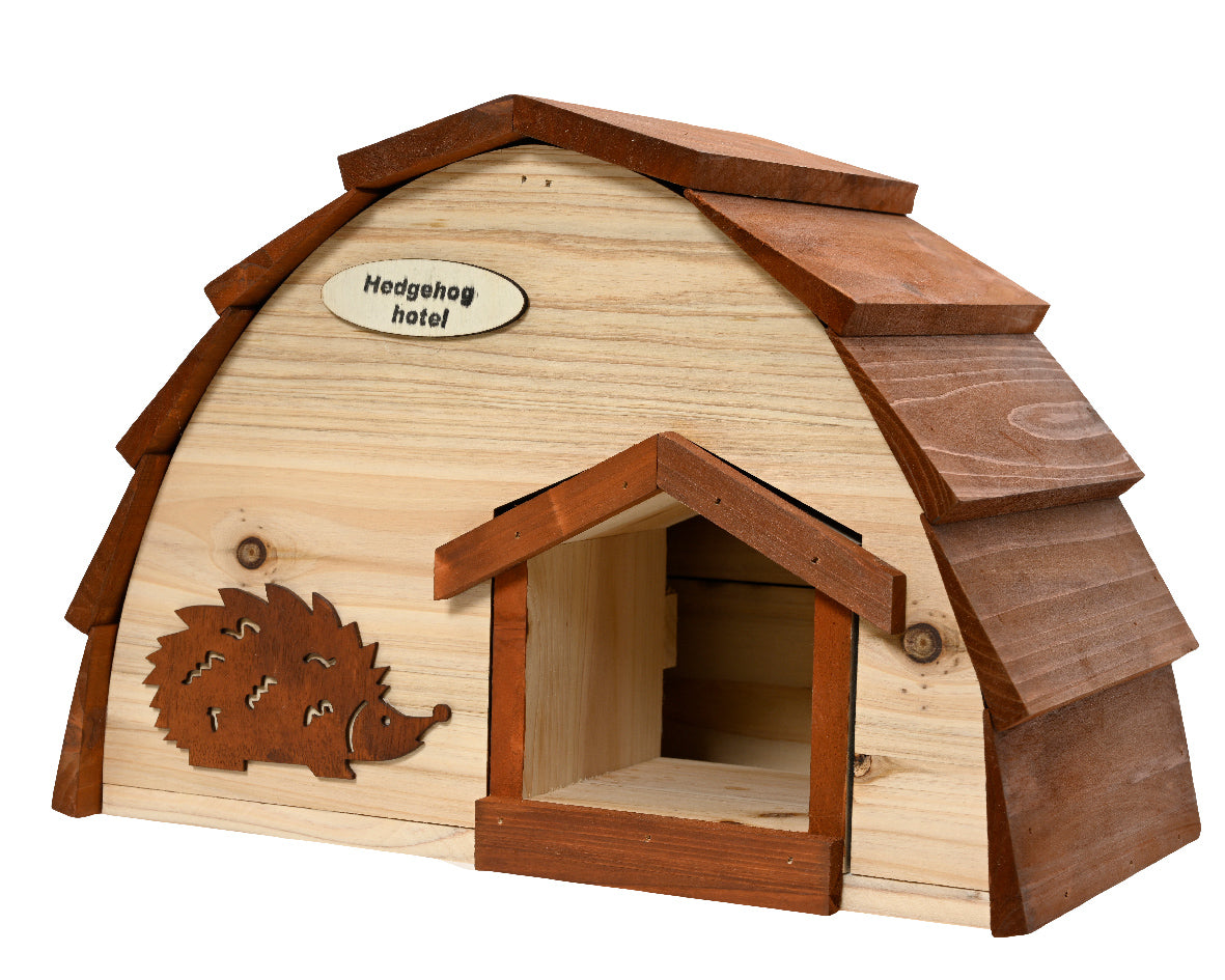 Vurenhouten egelhuis met ingangsopening en Hedgehog hotel-label op dak