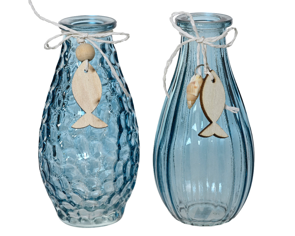 Blauwe glazen vaas met vissenmotief en touw rond de hals